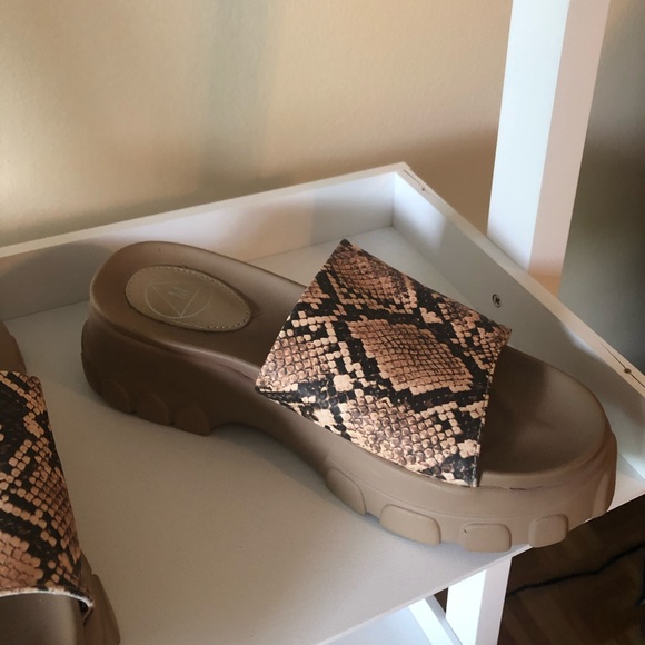 MISSGUIDED animal print sandals size 6 - Picture 9 of 10